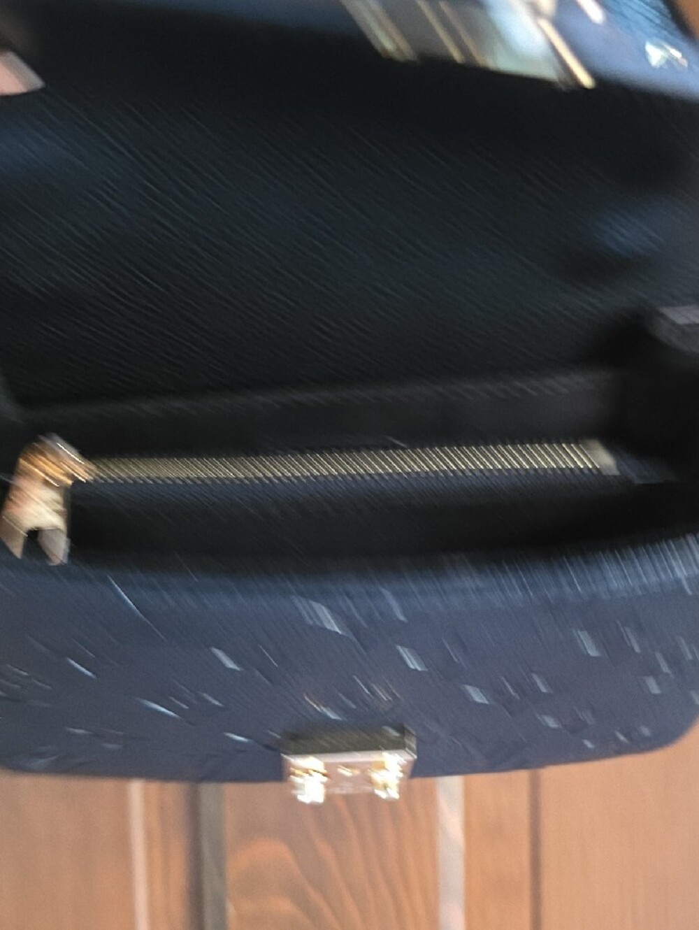 Black Embossed Leather Crossbody Bag with Gold Lock And Adjustable Strap Lk New - Picture 12 of 13